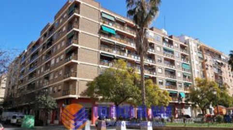 Espaciosa vivienda de cuatro dormitorios con armarios empotrados, dos baños completos, cocina y gran salón-comedor con balcón.
