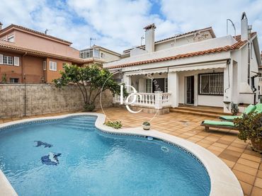 Casa amb balcó en venda a Carrer Aneto
