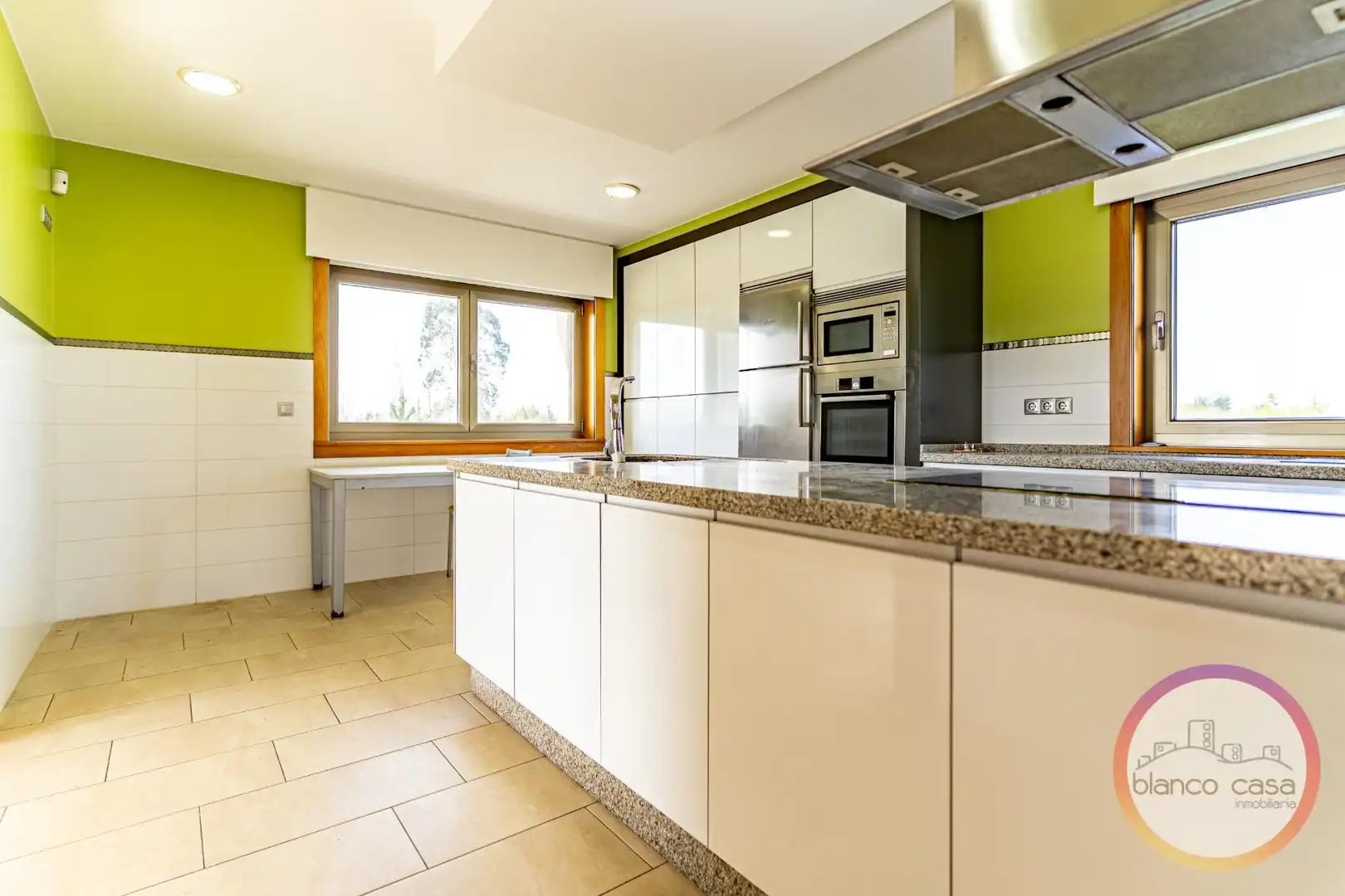 Cocina de Casa o chalet en venta en A Laracha   con Calefacción, Jardín privado y Trastero