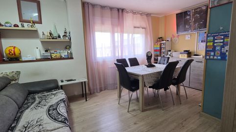 Piso funcional y muy luminoso con tres habitaciones dobles y todo exterior.