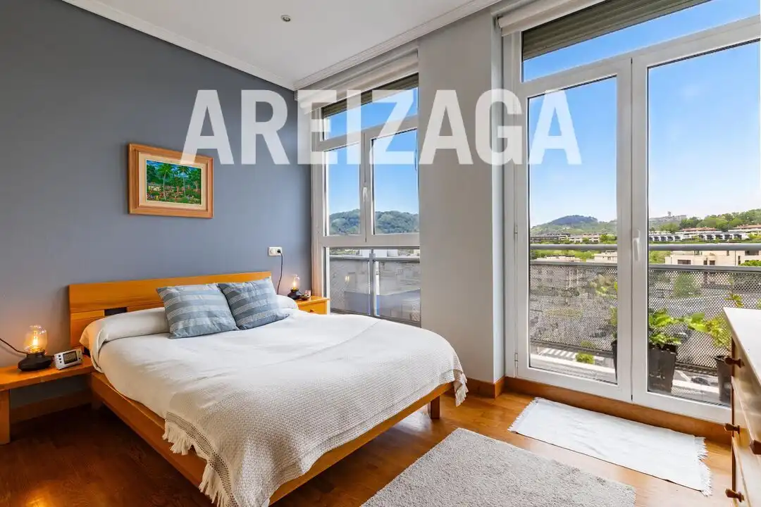 Habitación de Piso en venta en Donostia - San Sebastián  con Calefacción, Terraza y Trastero