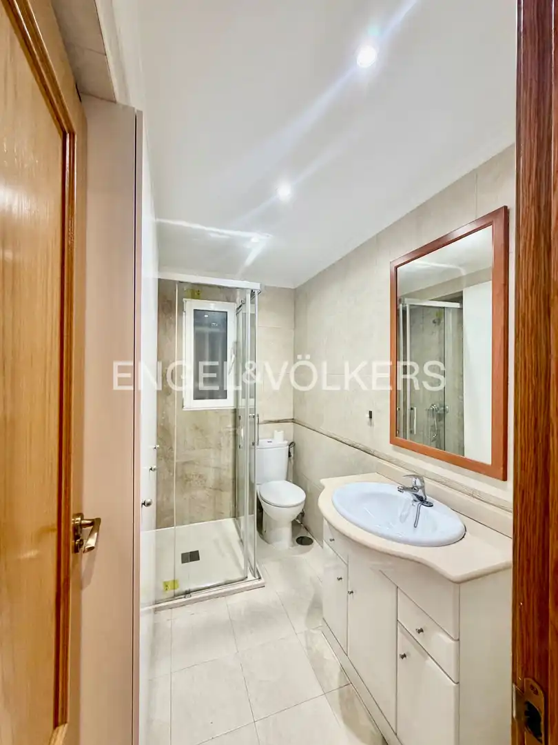 Badezimmer von Wohnung zur Miete in Madrid mit Heizung, Parkett und Möbliert