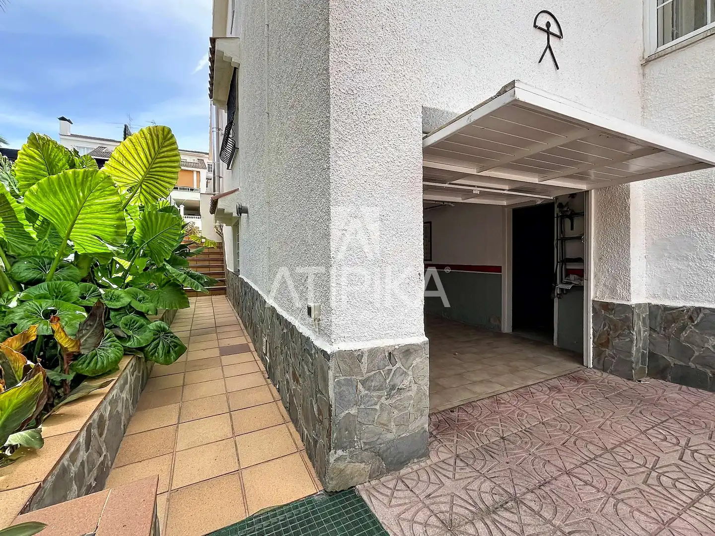 Vista exterior de Casa o xalet en venda en Sant Pere de Ribes amb Piscina