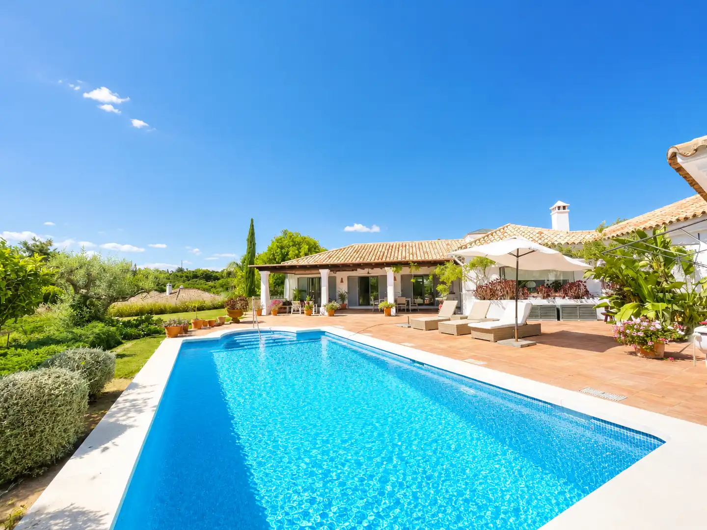 Vista exterior de Casa o xalet en venda en Sotogrande amb Aire condicionat, Jardí privat i Terrassa