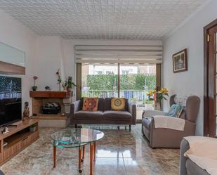 Sala d'estar de Casa o xalet en venda en L'Hospitalet de Llobregat amb Aire condicionat, Calefacció i Jardí privat