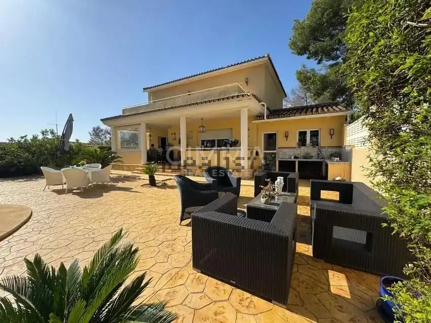 Vista exterior de Casa o xalet en venda en La Nucia amb Aire condicionat, Calefacció i Jardí privat