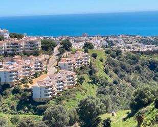 Vista exterior de Dúplex en venda en Mijas amb Terrassa, Moblat i Piscina comunitària