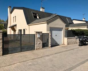 Exterior view of Single-family semi-detached for sale in Aranjuez  with Heating, Private garden and Parquet flooring