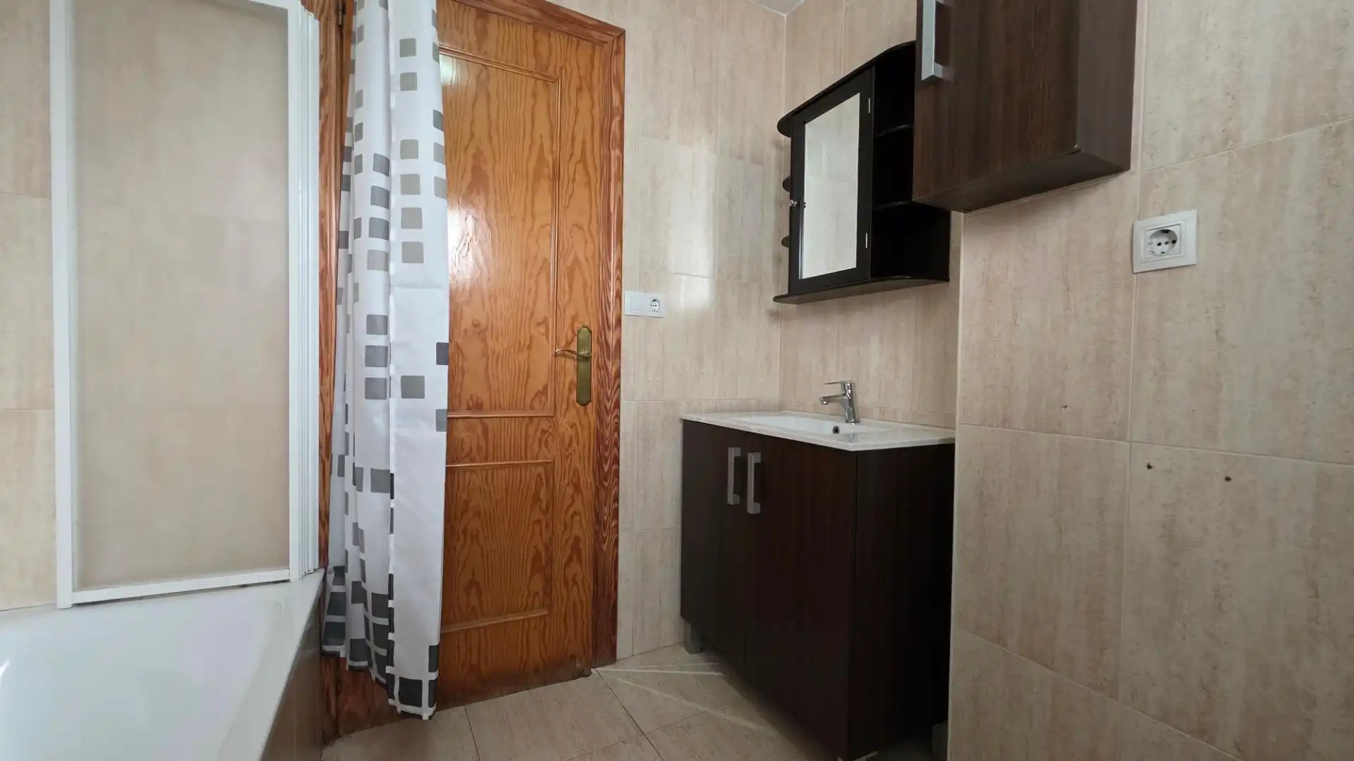 Wohnung zur Miete in Calle monforte del cid, Carolinas Altas