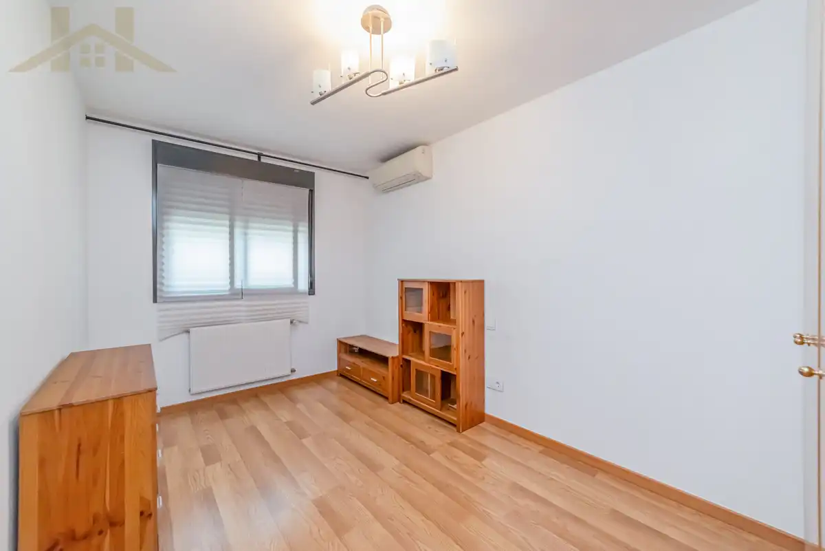 Flat for sale in Pinto  with Air Conditioner, Heating and Storage room