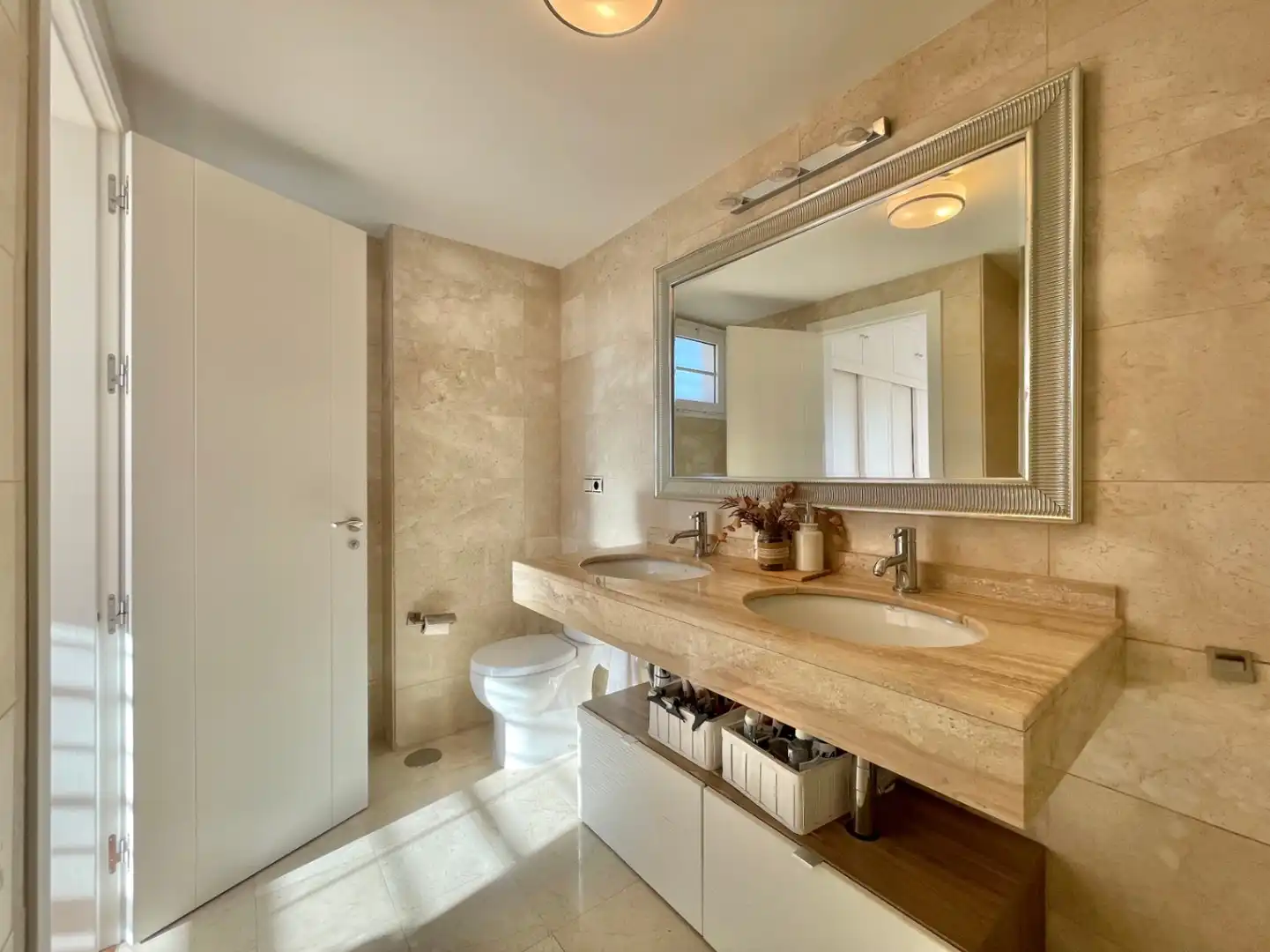 Badezimmer von Einfamilien-Reihenhaus zum Verkauf in Málaga mit Klimaanlage, Heizung und Privatgarten