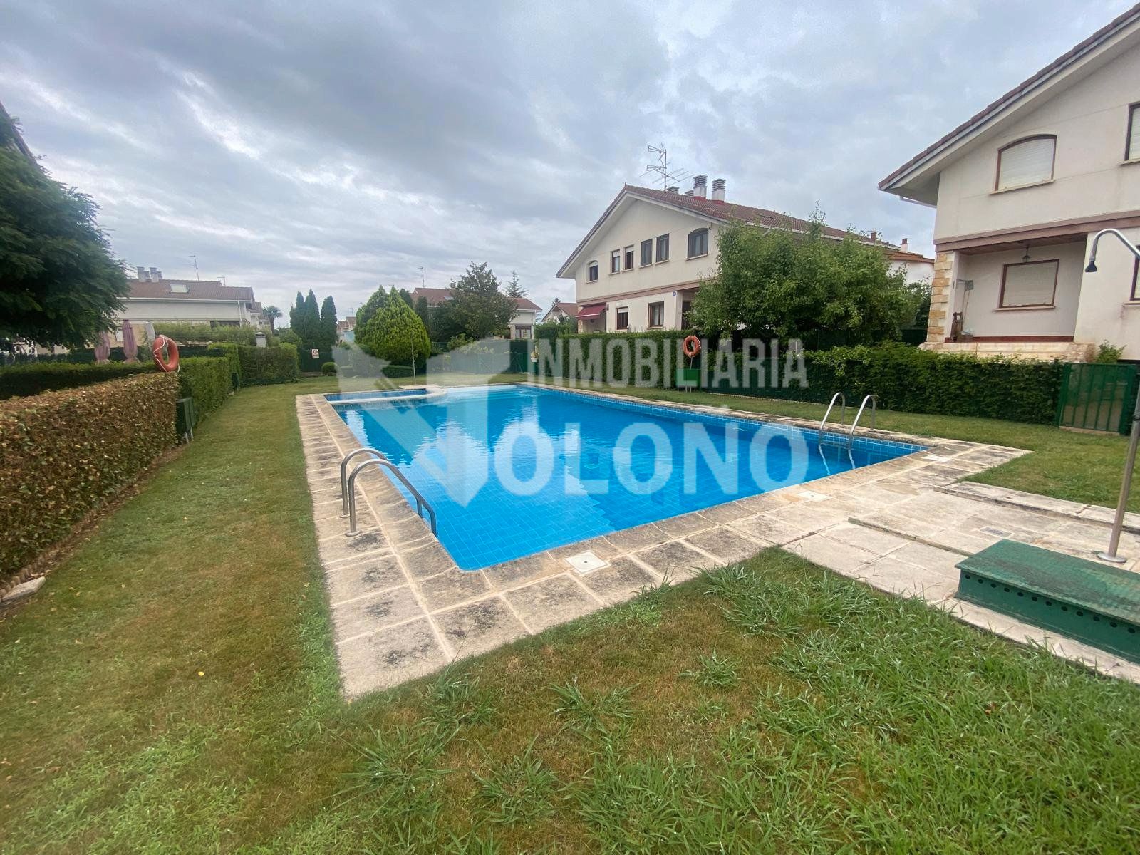 Piscina de Casa o xalet en venda en Anguciana amb Calefacció, Jardí privat i Parquet