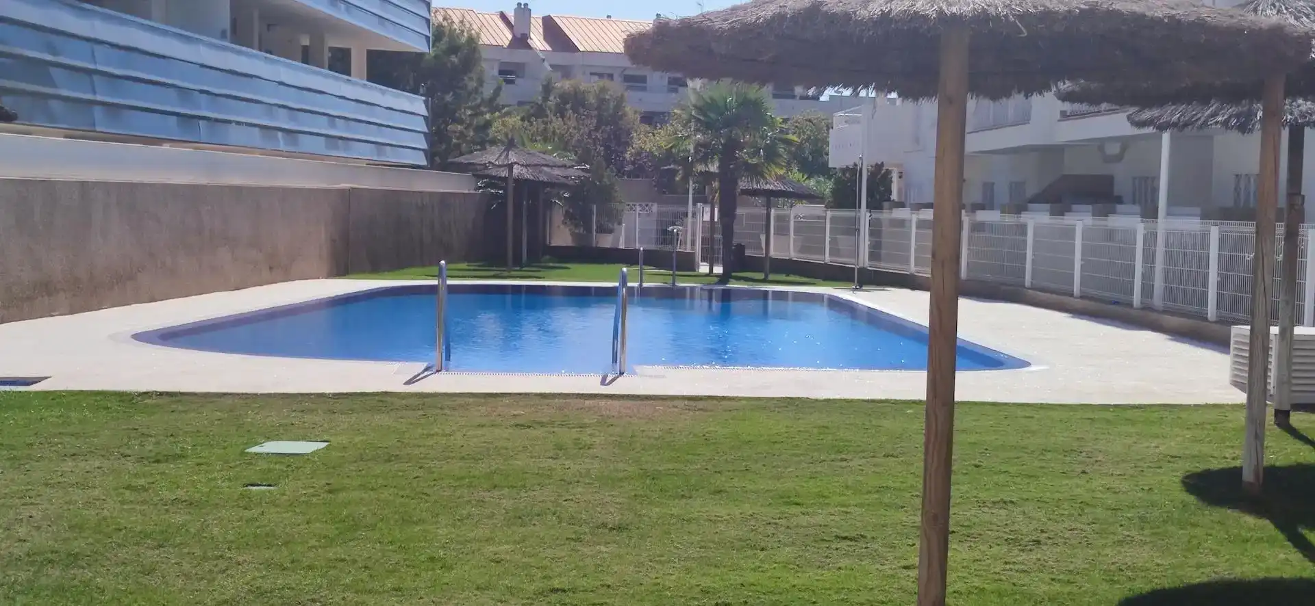 Piscina de Piso de alquiler en Rota con Trastero, Amueblado y Horno