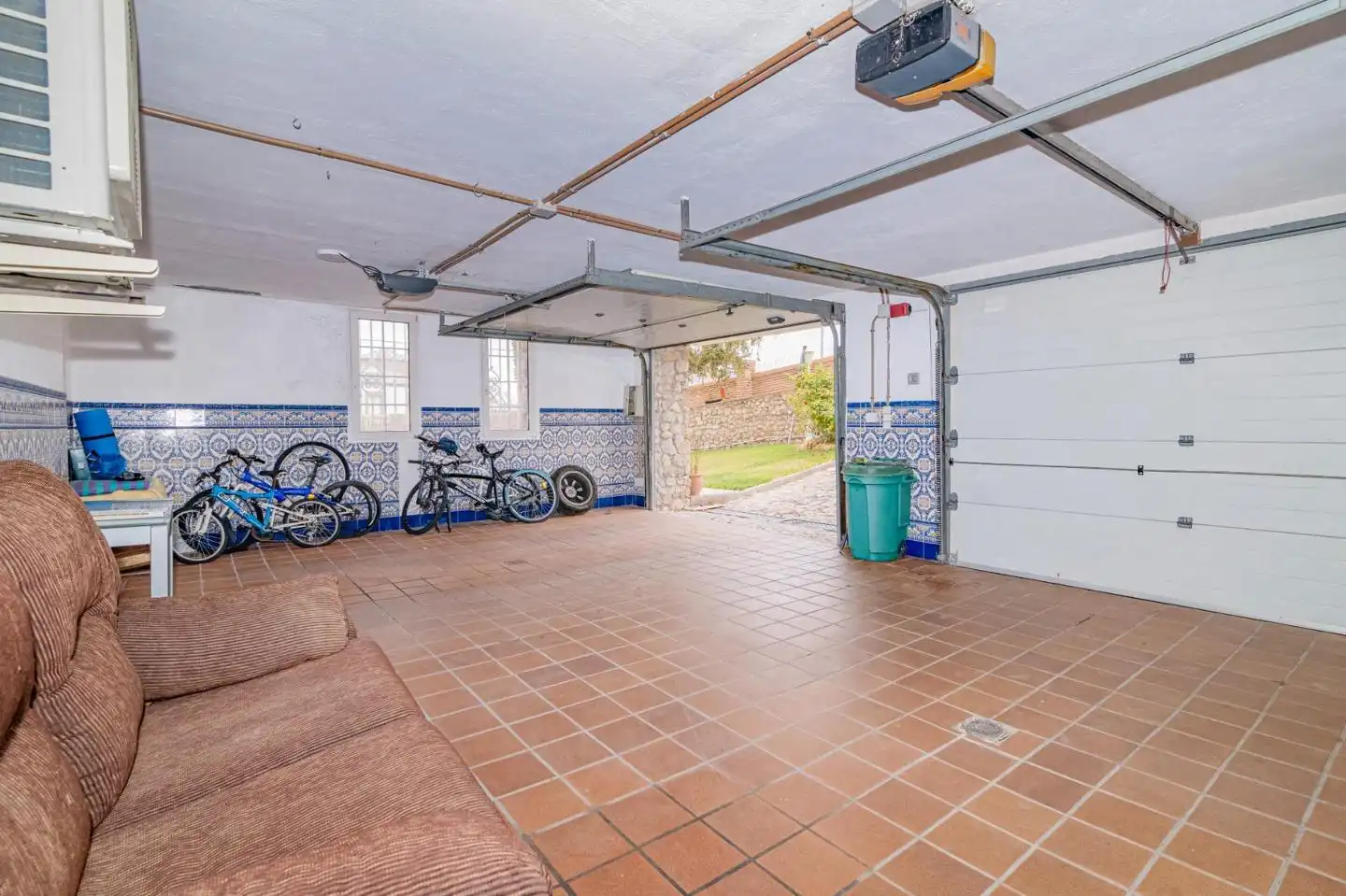 Aparcament de Casa o xalet en venda en La Zubia amb Calefacció, Jardí privat i Terrassa