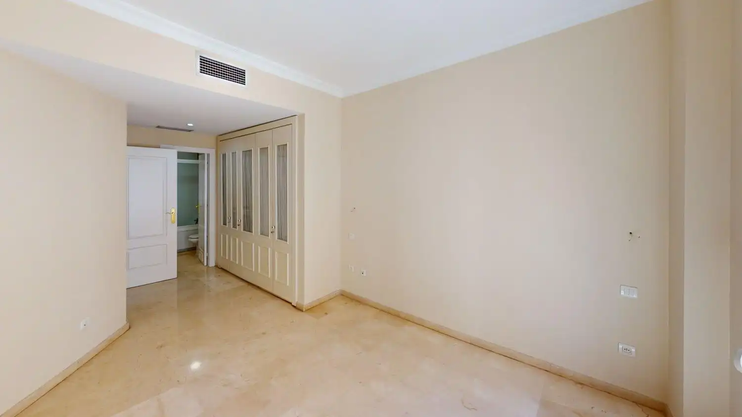 Bedroom of Flat for rent in Sevilla  with Air Conditioner, Heating and Storage room