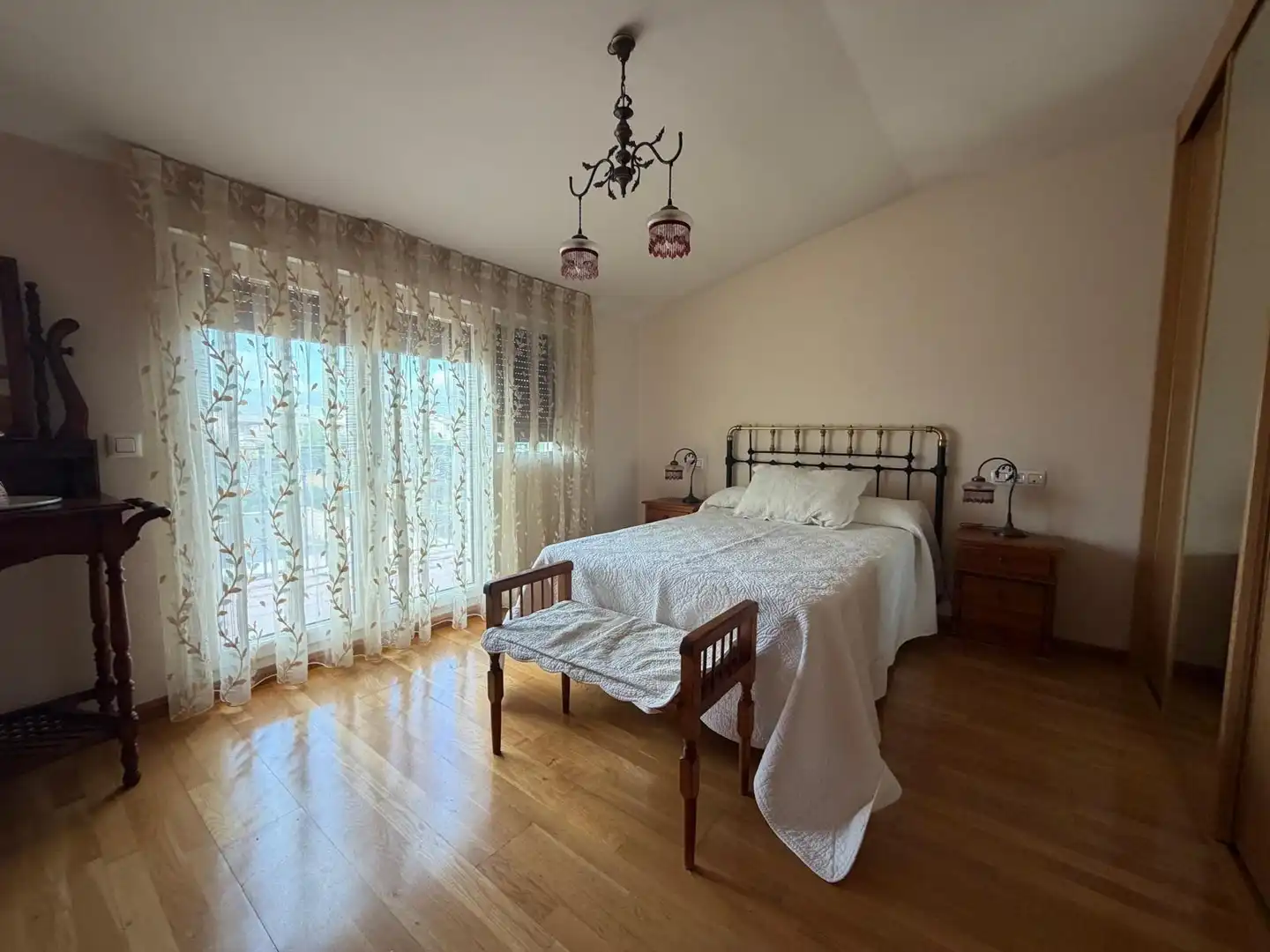 Dormitori de Casa adosada en venda en Palazuelos de Eresma amb Calefacció, Terrassa i Alarma