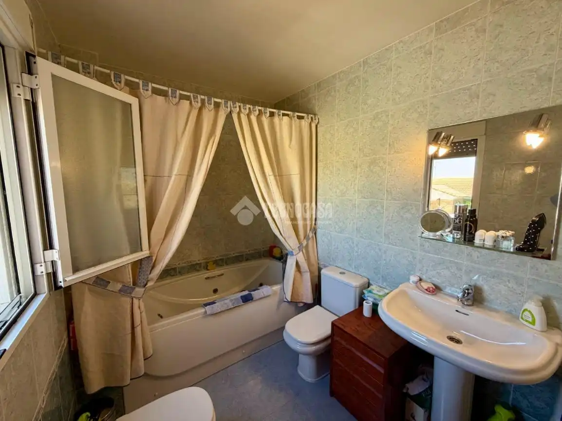 Baño de Casa adosada en venta en Villanueva de la Torre con Jardín privado, Terraza y Balcón