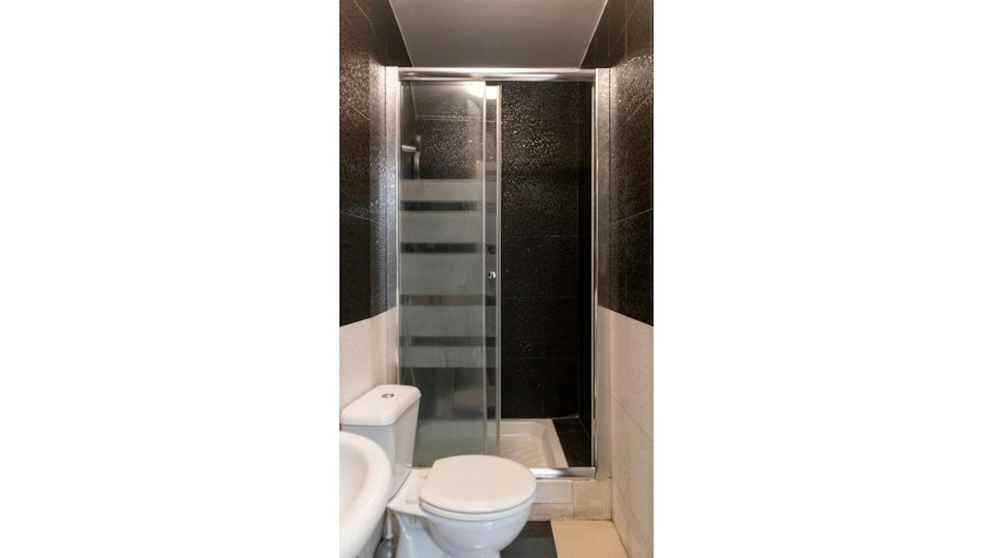 Bathroom of Flat to rent in  Madrid Capital  with Furnished, Washing machine and TV