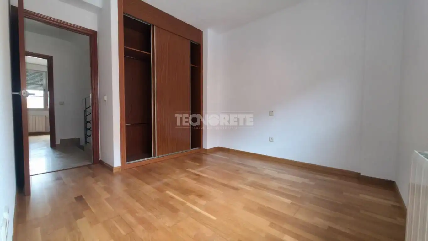 Habitación de Casa adosada en venta en Guadalajara con Jardín privado, Parquet y Terraza