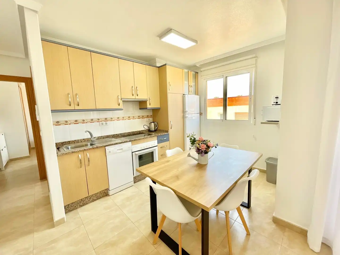 Cuina de Apartament de lloguer en Los Alcázares amb Aire condicionat, Traster i Moblat