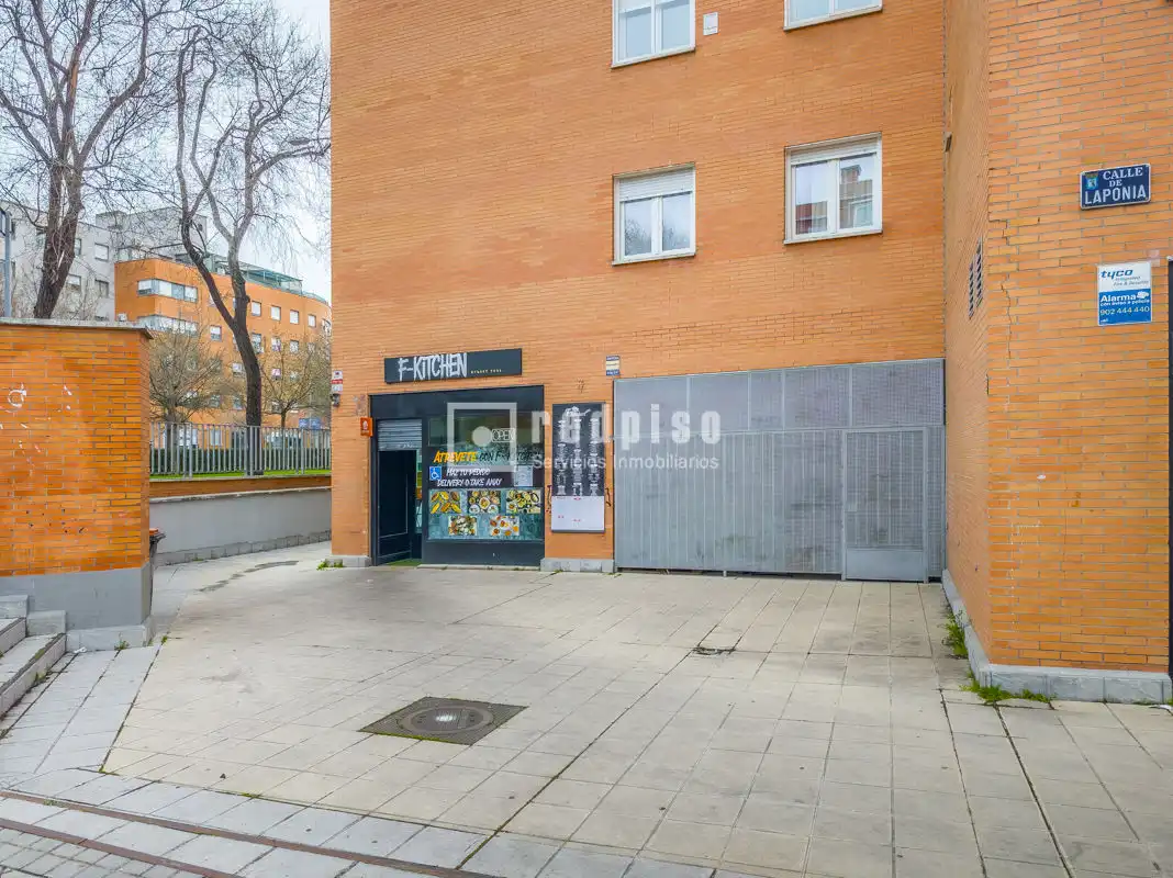 Vista exterior de Local en venta en Madrid