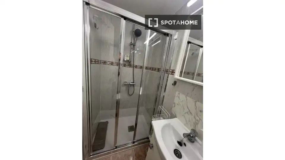 Baño de Piso de alquiler en Madrid con Aire acondicionado, Calefacción y Amueblado