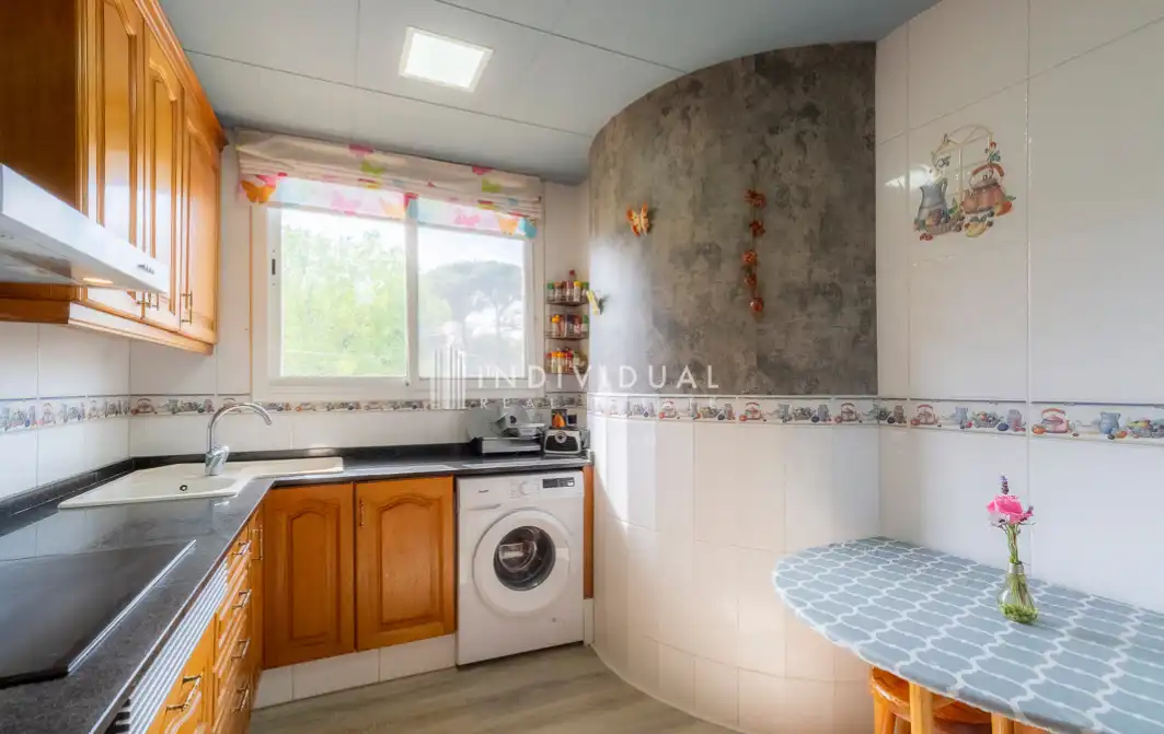 Cuina de Casa o xalet en venda en Santa Eulàlia de Ronçana amb Aire condicionat, Jardí privat i Parquet