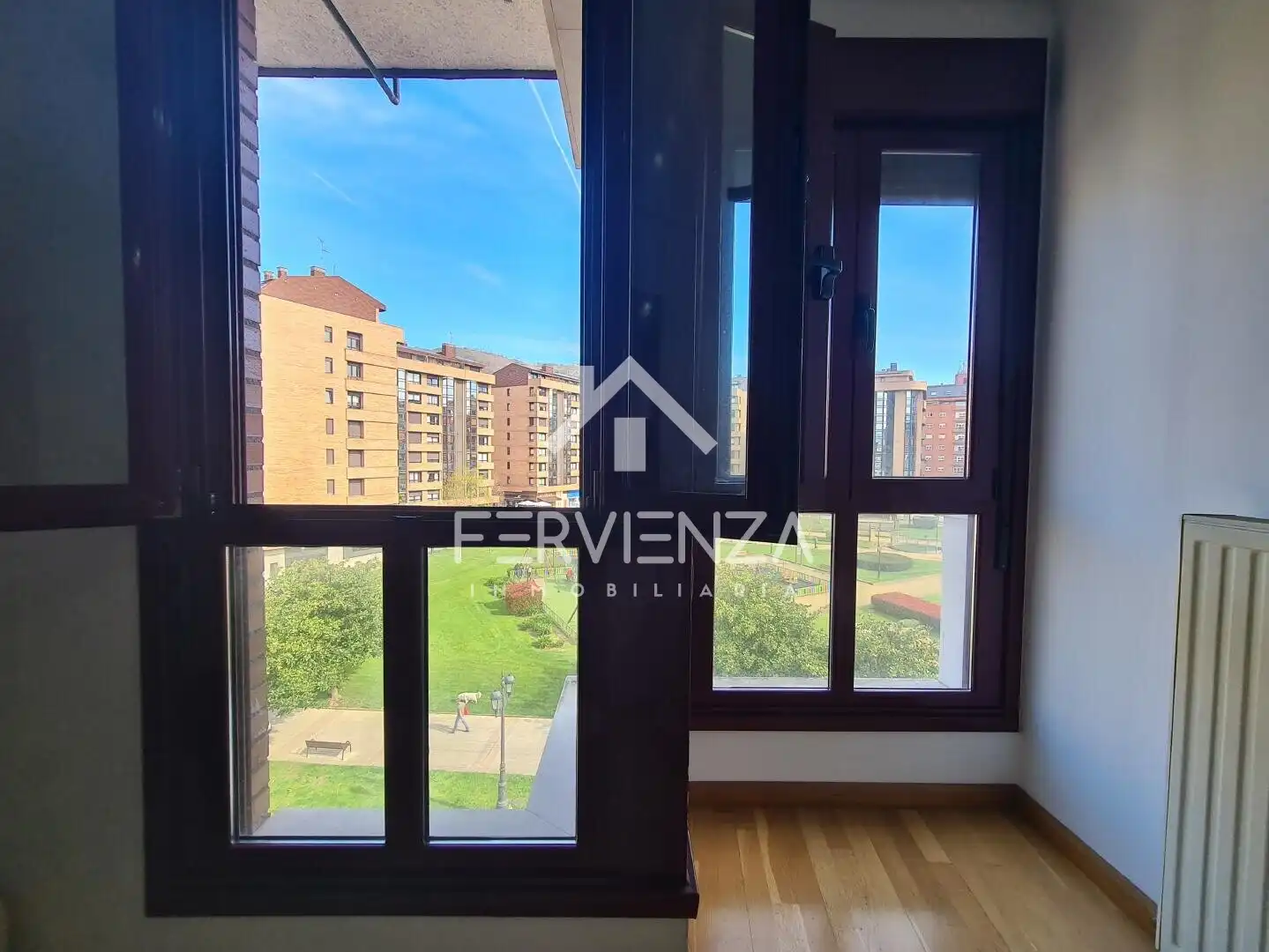 Vista exterior de Pis en venda en Oviedo 