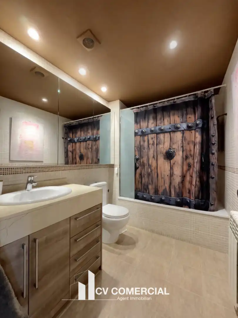 Baño de Ático en venta en Tiana con Aire acondicionado, Calefacción y Parquet