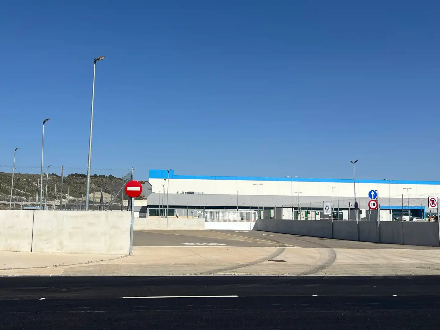 Außenansicht von Fabrikhallen zum Verkauf in La Muela