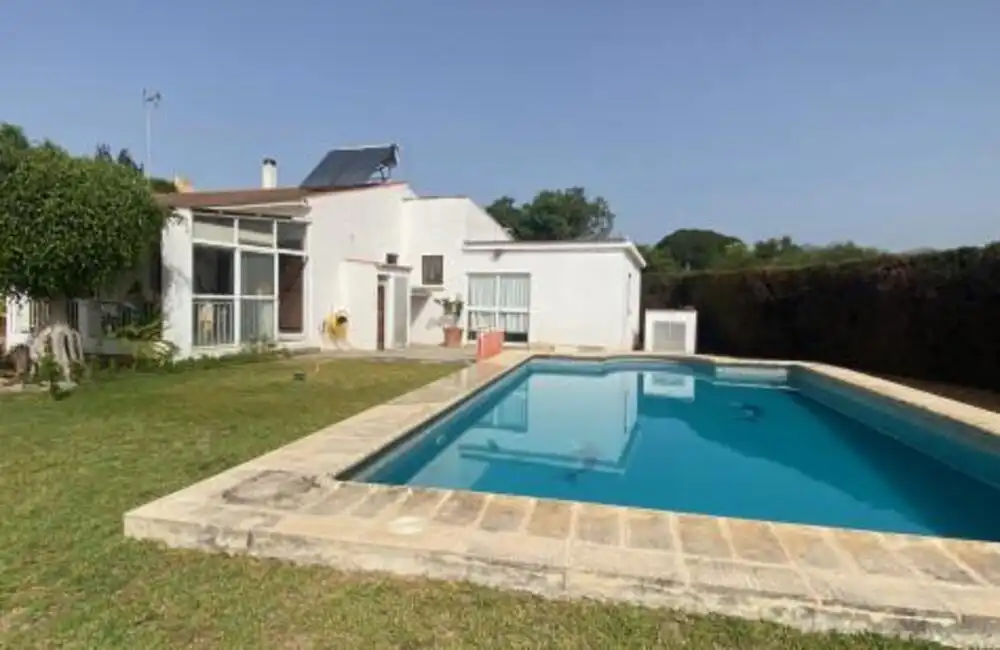 House with pool for sale in Selwo