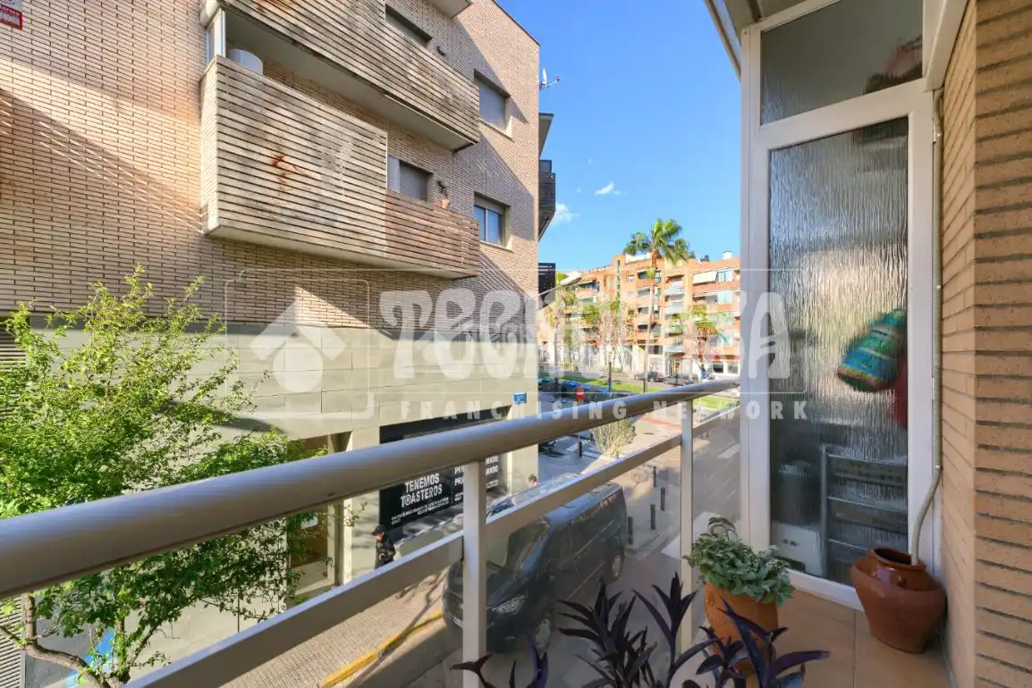 Vista exterior de Pis en venda en Cornellà de Llobregat amb Balcó