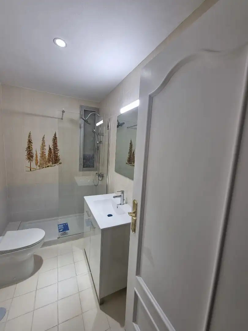 Bathroom of Flat for rent in Madrid  with Air Conditioner, Heating and Parquet flooring