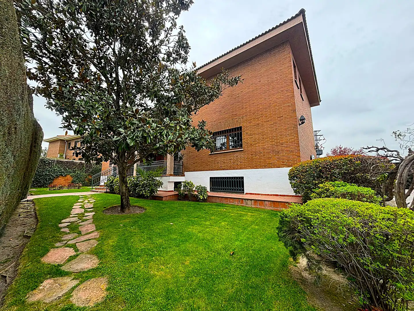 Vista exterior de Casa o xalet en venda en Pozuelo de Alarcón amb Aire condicionat, Calefacció i Jardí privat
