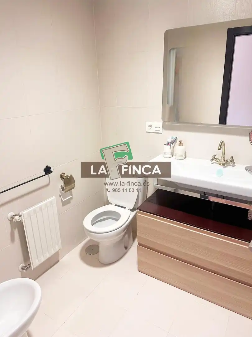 Bany de Pis en venda en Oviedo  amb Calefacció, Parquet i Traster