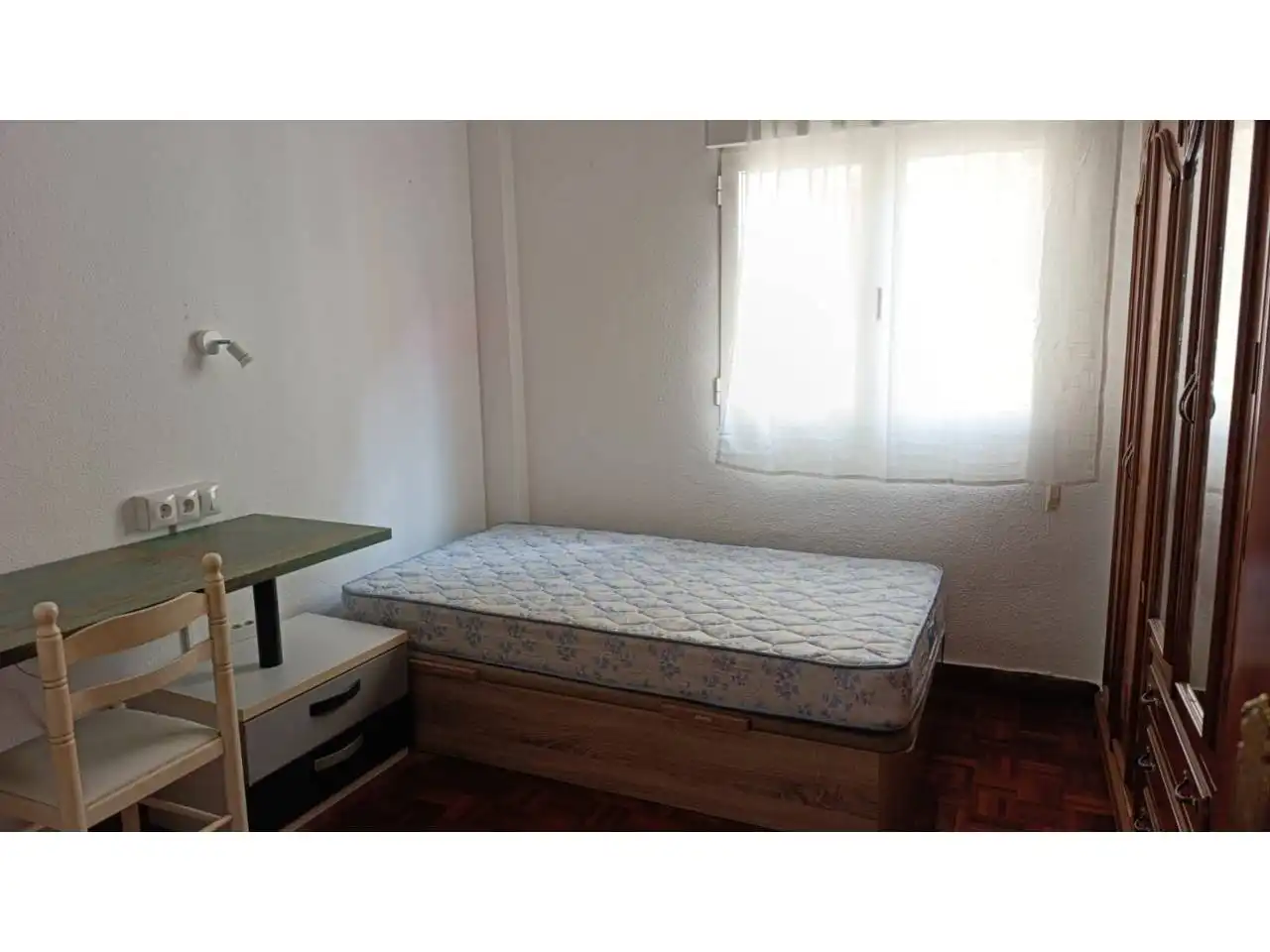 Bedroom of Flat for rent in Burgos  with Heating, Parquet flooring and Furnished