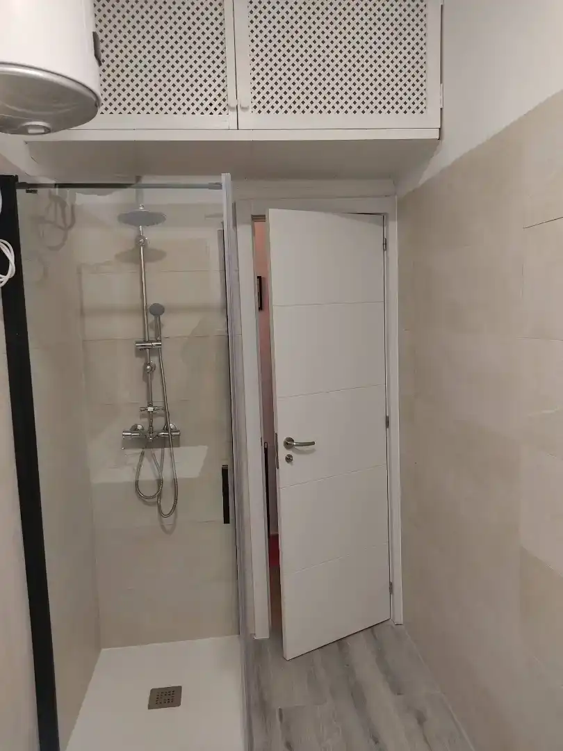 Bany de Estudi de lloguer en Madrid amb Aire condicionat, Moblat i Microones