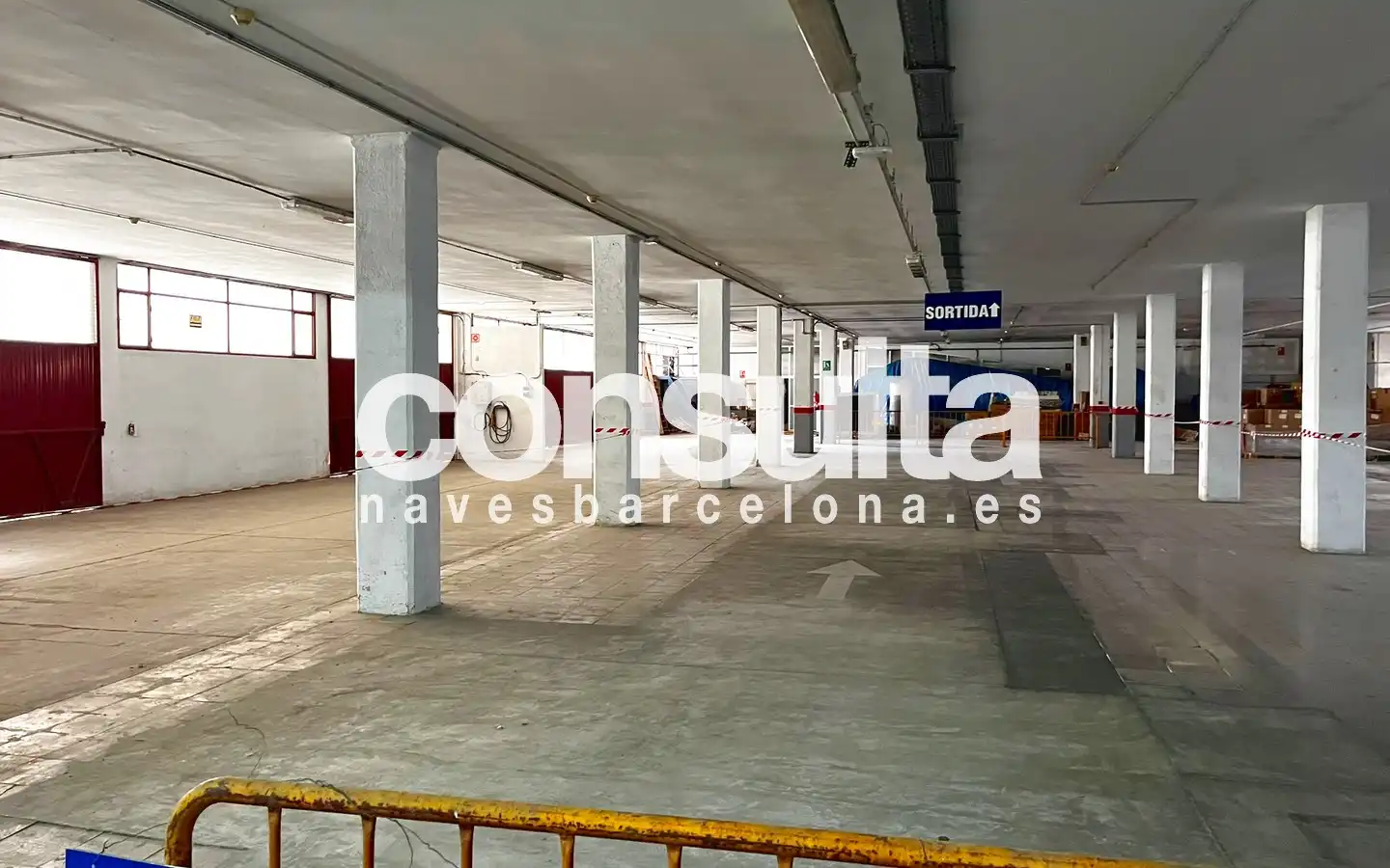 Parkplatz von Fabrikhallen zur Miete in Mataró