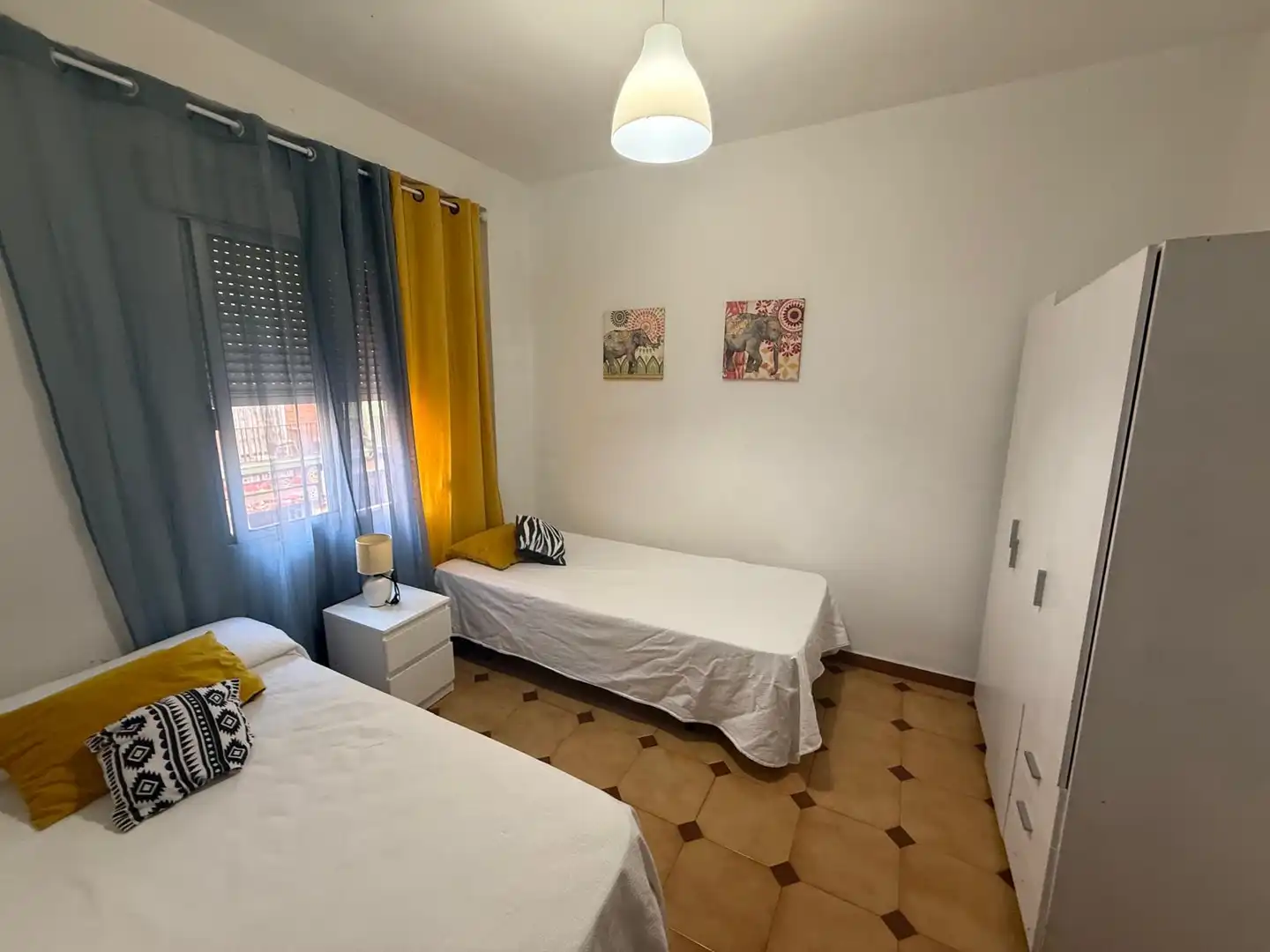 Habitación de Piso de alquiler en Huelva con Aire acondicionado, Amueblado y Lavadora