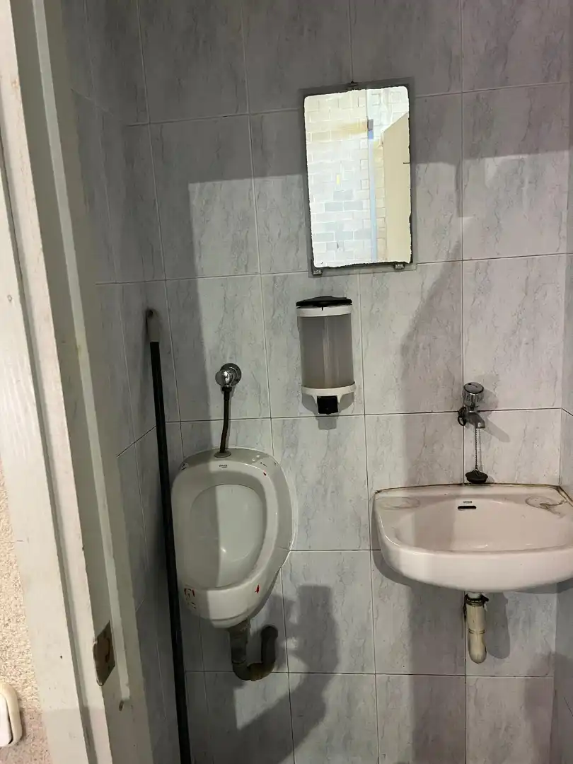 Bathroom of Industrial buildings for rent in Cornellà de Llobregat  with Alarm