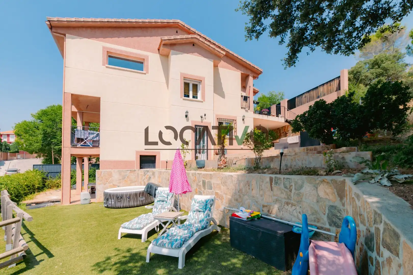 Vista exterior de Casa o xalet en venda en Navas del Rey amb Aire condicionat, Calefacció i Jardí privat