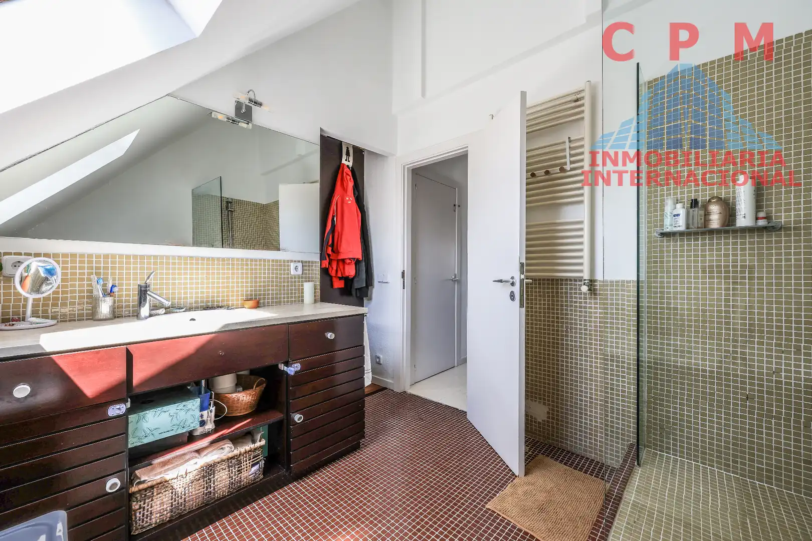 Baño de Casa adosada de alquiler en La Moraleja con Aire acondicionado, Calefacción y Jardín privado
