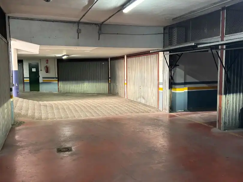 Garage for rent in Calle Juan de Mariana, 3, Centro
