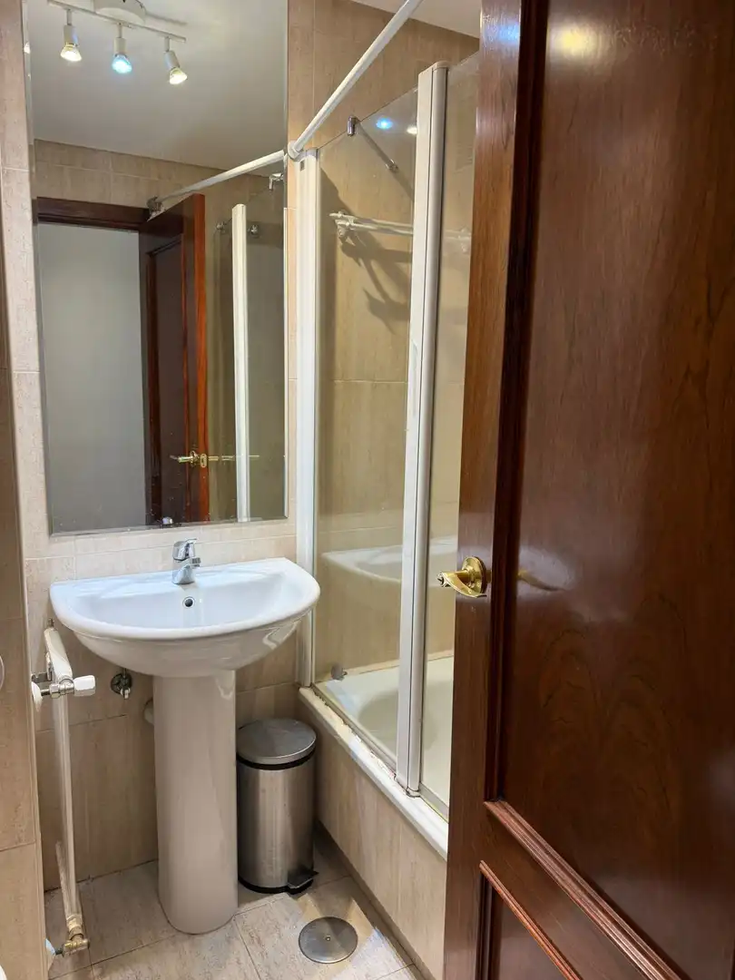 Bathroom of Flat for rent in Madrid  with Air Conditioner, Private garden and Swimming Pool