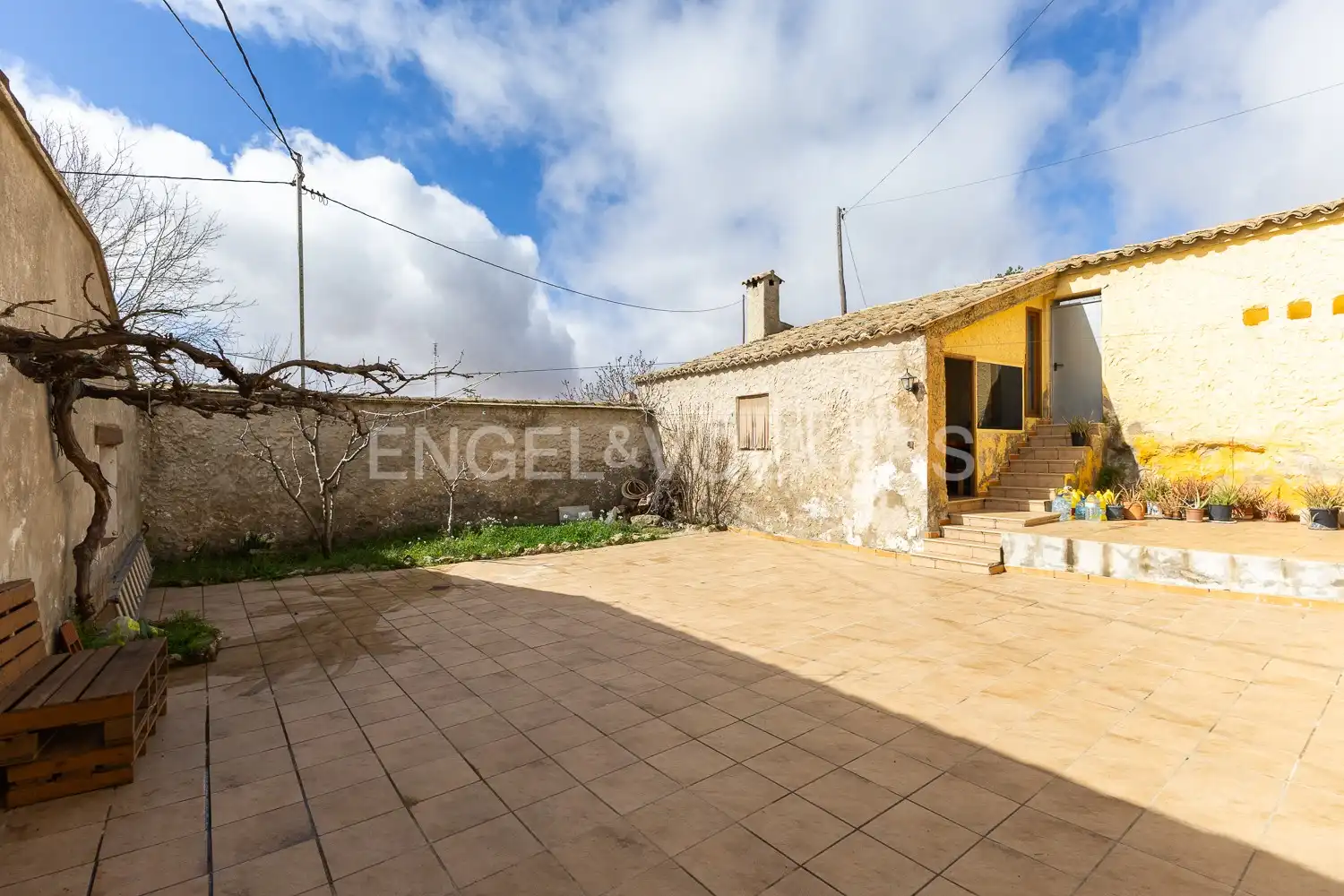 Vista exterior de Finca rústica en venda en Requena amb Aire condicionat, Calefacció i Jardí privat