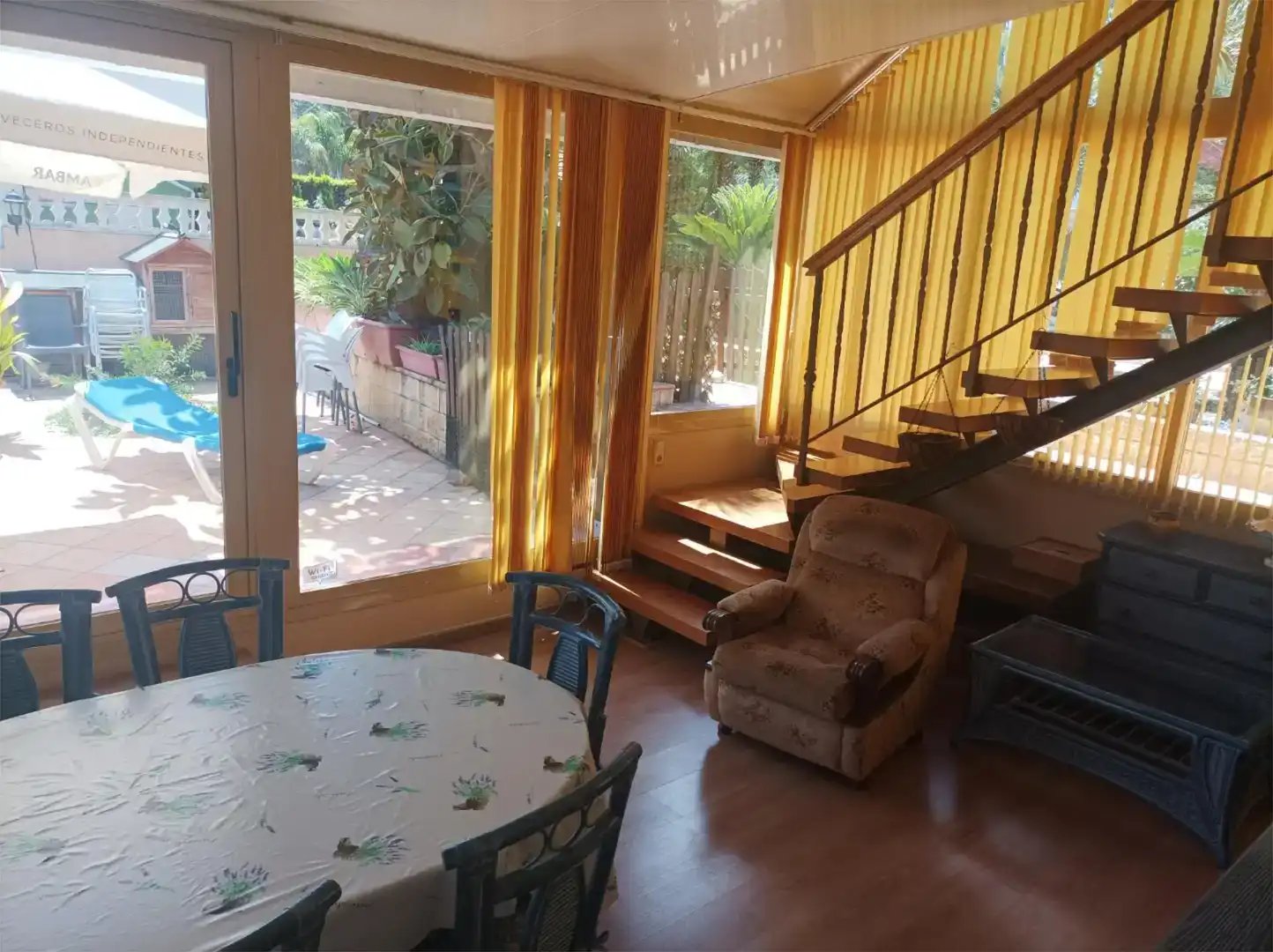 Sala d'estar de Casa o xalet de lloguer en Dénia amb Aire condicionat, Jardí privat i Parquet