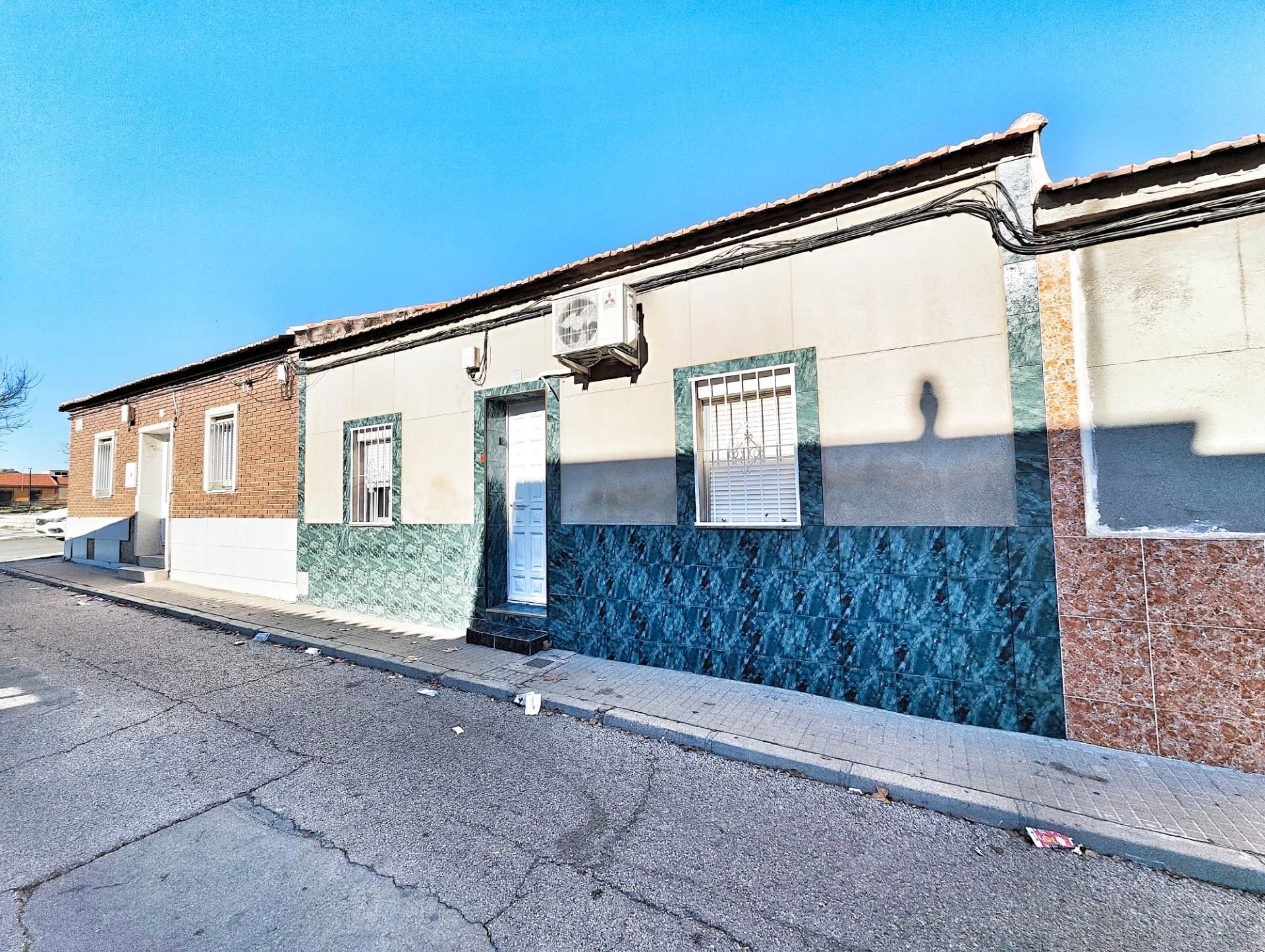 Vista exterior de Casa o xalet en venda en Puertollano amb Aire condicionat i Moblat