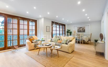 Living room of Flat to rent in  Barcelona Capital  with Air Conditioner, Heating and Parquet flooring