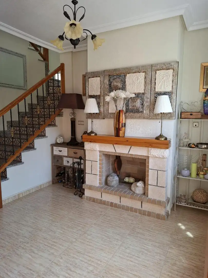 Sala d'estar de Casa adosada en venda en El Raso