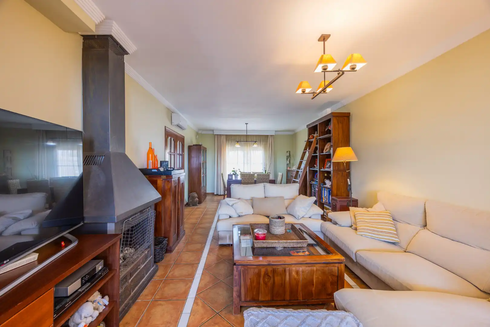 Sala d'estar de Casa adosada en venda en La Alcaidesa amb Aire condicionat, Jardí privat i Terrassa
